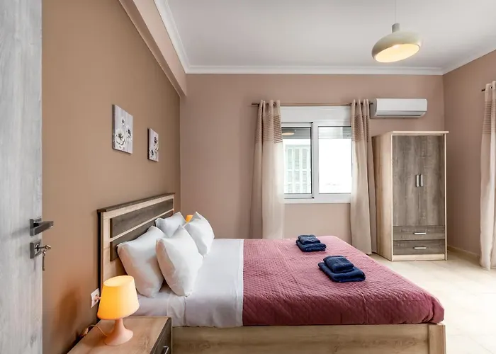 Townhall Apartment's